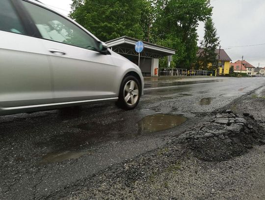 Wyboje i uszkodzona nawierzchnia na drodze wojewódzkiej 409 w Steblowie