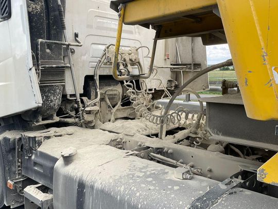 Niebezpieczne odpady sypały się z tira. Autostrada zablokowana