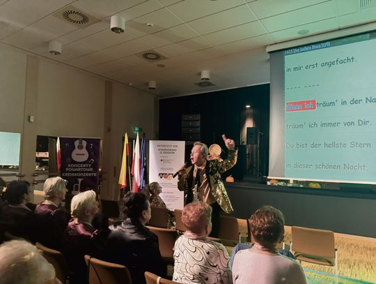 Artyści podczas Koncertu Powiatowego Mniejszości Niemieckiej na scenie Gminnego Ośrodka Kultury w Gogolinie.