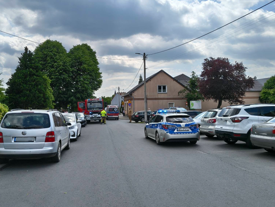 Strażacy i ratownicy podczas akcji ratunkowej przy zatrzaśniętym samochodzie z rocznym dzieckiem w Krapkowicach