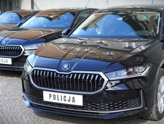 Nieoznakowany radiowóz Skoda Superb z wideorejestratorem używany przez policję na drogach Opolszczyzny