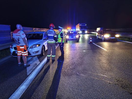Straż pożarna i policja na miejscu nocnej kolizji na autostradzie A4 pod Krapkowicami