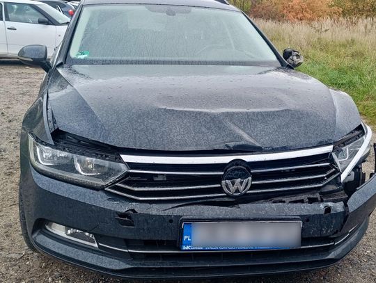 na zdjęciu zatrzymany nietrzeźwego kierowcę volkswagena po kolizjach w Krapkowicach