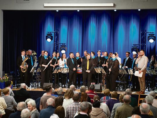 Młodzieżowa orkiestra Bläserjugend Thüringen występuje na scenie w Centrum Kultury i Czytelnictwa w Walcach