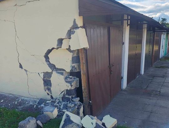 Uszkodzony garaż przy ul. Kilińskiego w Otmęcie po uderzeniu samochodu