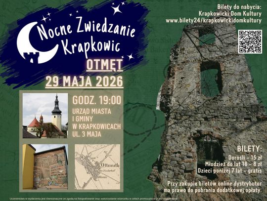 Grupa uczestników podczas nocnego zwiedzania Krapkowic prowadzonego przez przewodnika