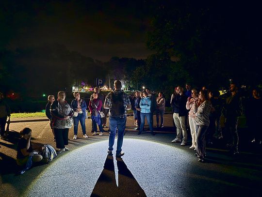 Grupa uczestników podczas Nocnego Zwiedzania Krapkowic przy Baszcie Bramy Górnej