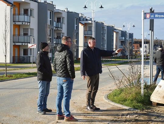 Prace budowlane na Osiedlu Dębowym w Gogolinie: powstające drogi i teren pod przyszły park o powierzchni 0,8 ha