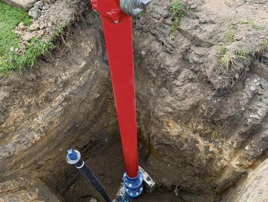 Modernizacja sieci wodociągowej w gminie Strzeleczki – wymiana hydrantów nadziemnych i elementów infrastruktury poprawiających dostęp do wody podczas awarii i akcji gaśniczych.