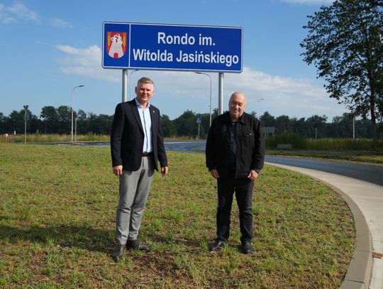 Uroczyste odsłonięcie tablicy Ronda im. dr. Witolda Jasińskiego w Gogolinie z udziałem rodziny patrona i przedstawicieli gminy.