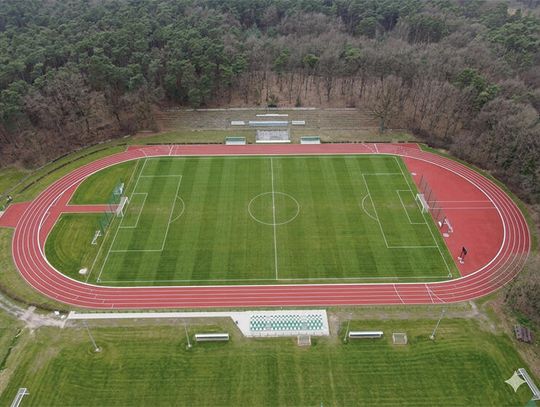 Wizualizacja nowoczesnego stadionu lekkoatletycznego w Krapkowicach z czterotorową bieżnią poliuretanową