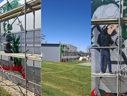 Powstający mural na remizie OSP Pietna przedstawiający strażaka w trakcie akcji ratowniczej