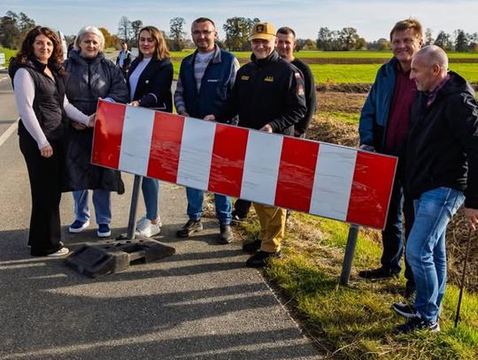 Nowy przepust w Pisarzowicach gotowy - droga powiatowa znów przejezdna po zniszczeniach powodziowych na zdjęciu Nowy przepust na drodze powiatowej w Pisarzowicach łączącej powiat krapkowicki z prudnickim po odbudowie w 2025 roku