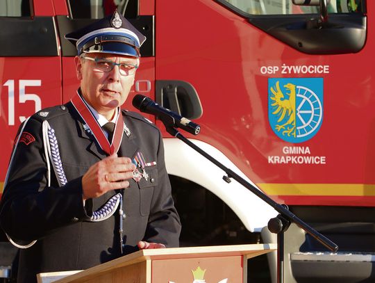 Nowy samochód Volvo OSP Żywocice podczas oficjalnego przekazania wozu strażackiego
