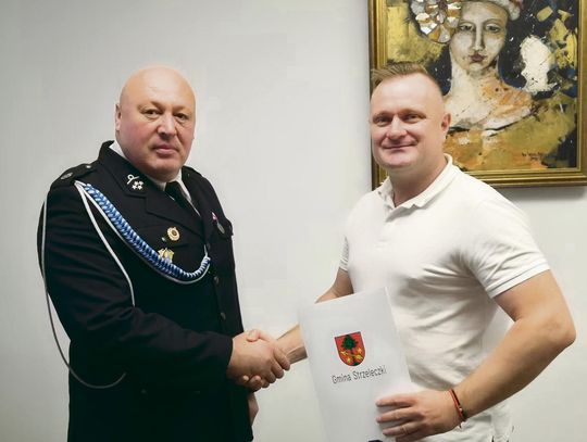Podpisanie umowy na zakup nowego średniego samochodu pożarniczego dla Ochotniczej Straży Pożarnej w Dobrej w gminie Strzeleczki