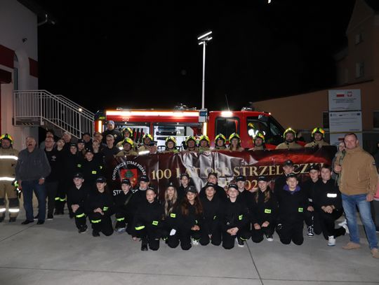 Na zdjęciu Nowy samochód ratowniczo-gaśniczy Iveco Daily 4 podczas uroczystego przekazania w OSP Strzeleczki wraz z mieszkańcami i strażakami.