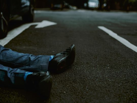 O krok od tragedii. Pieszy bez odblasków potrącony pod Dąbrówką Górną O krok od tragedii. Pieszy bez odblasków potrącony pod Dąbrówką Górną