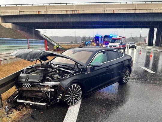 Rozbite audi przy barierach energochłonnych na 244. kilometrze autostrady A4 podczas działań straży pożarnej i policji.