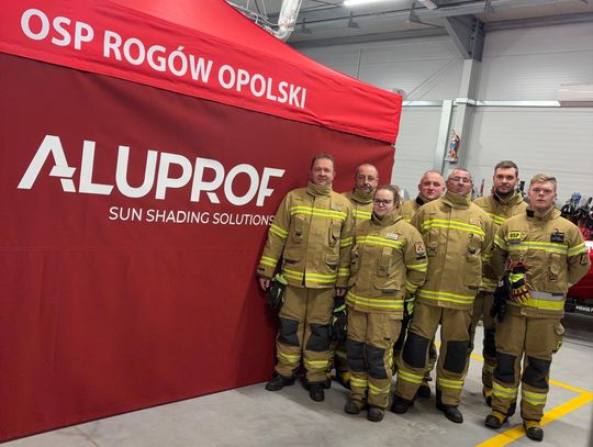 Ochotnicy z Rogowa Opolskiego zyskują supernamiot! Zobacz, jak ułatwi akcje ratownicze i festyny Strażacy-ochotnicy z OSP Rogów Opolski rozkładają nowy namiot ekspresowy podczas ćwiczeń i przygotowań do akcji ratowniczych.
