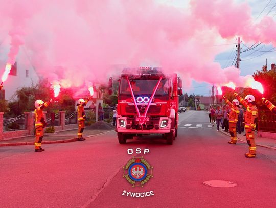 Nowy samochód ratowniczo-gaśniczy Volvo FL 320 4x4 przed remizą OSP Żywocice podczas uroczystego powitania.