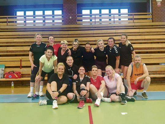 Zawodniczki OldRuch Zdzieszowice trenujące w hali przed Mistrzostwami Polski Masters
