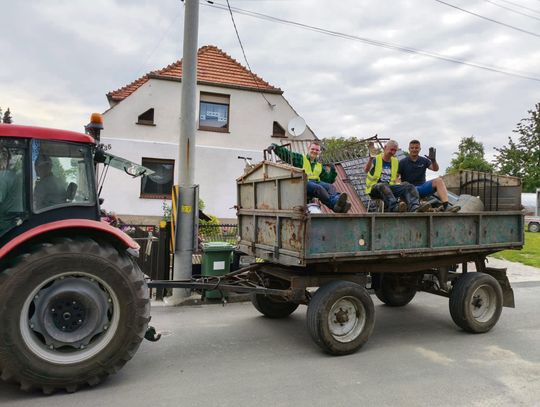 Zebrany złom podczas akcji w Oleszce przeznaczonej na remont wieży kapliczki