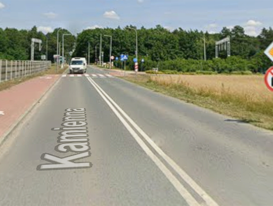 Przejazd kolejowy na ulicy Kamiennej w Gogolinie, przy którym kierowca Volkswagena ominął oczekujący samochód