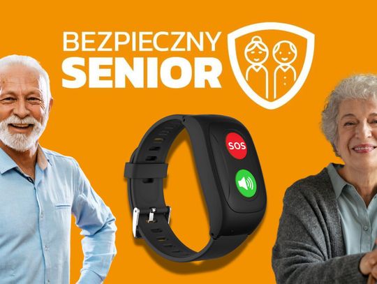 Senior z opaską bezpieczeństwa SOS na ręce – program „Bezpieczny Senior” w Zdzieszowicach.