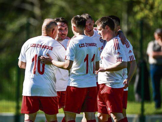 Piłkarze LZS Żywocice i Górnika Januszkowice walczą o piłkę podczas derbowego meczu zakończonego wynikiem 6–2.