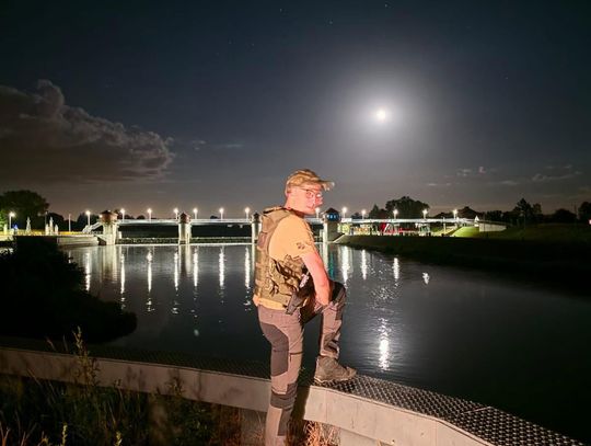 Nocna kontrola Społecznej Straży Rybackiej nad Odrą w rejonie śluzy Krępna