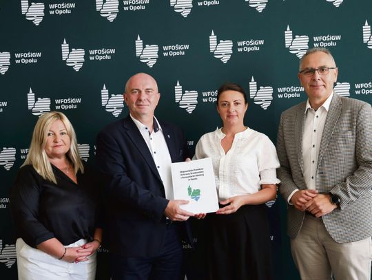 Podpisanie umowy na zakup nowego średniego samochodu ratowniczo‑gaśniczego dla OSP Żywocice w urzędzie gminy Krapkowice