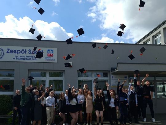 Ostatni dzwonek w powiecie krapkowickim. Łzy, wzruszenia i 180 absolwentów gotowych na maturę