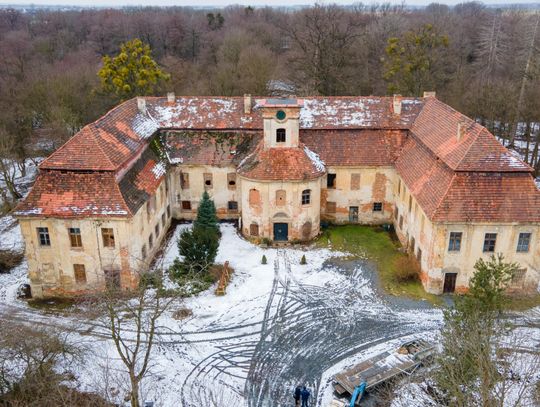 Barokowy Pałac w Rozkochowie podczas rozpoczęcia prac remontowych, widoczne rusztowania i elewacja budynku