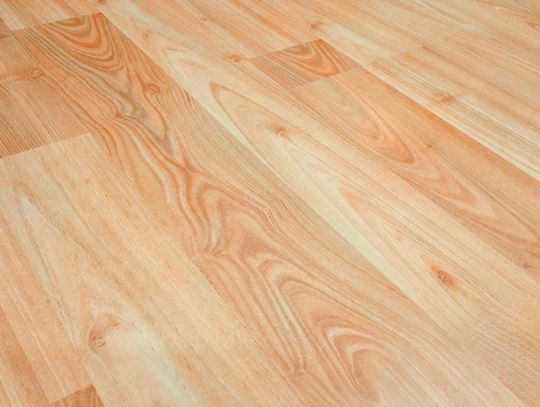Panele winylowe LVT do mieszkania – jak wybrać trwałą i estetyczną podłogę?