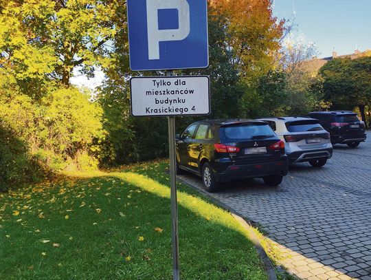 Parking przy bloku mieszkalnym przy ulicy Krasickiego 4 w Otmęcie, gdzie mieszkańcy zgłaszają problem z samochodami osób spoza budynku