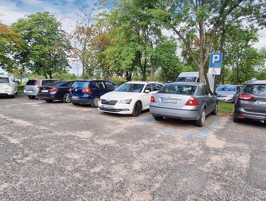 Samochody zaparkowane w rejonie osiedla XXX-lecia w Otmęcie – problem braku miejsc parkingowych