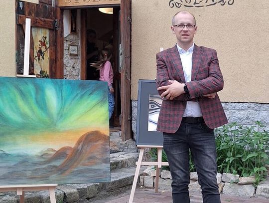 Galeria „Studnia” w Krapkowicach - klimatyczne wnętrza, prace lokalnych twórców i przestrzeń spotkań artystycznych.