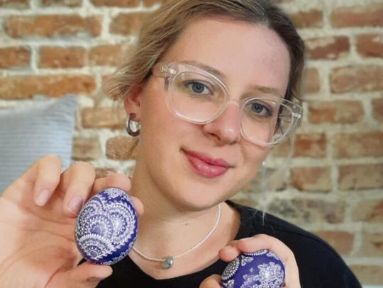 Paulina Stryj‑Koj skrobiąca kroszonkę w Łowkowicach, tradycyjne wzory na wydmuszce malowanej farbami do tkanin