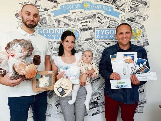 Siedmiomiesięczna Paulina Rygol z rodzicami podczas wręczenia nagród w akcji „Dzidziuś Miesiąca” w redakcji „Tygodnika Krapkowickiego”.