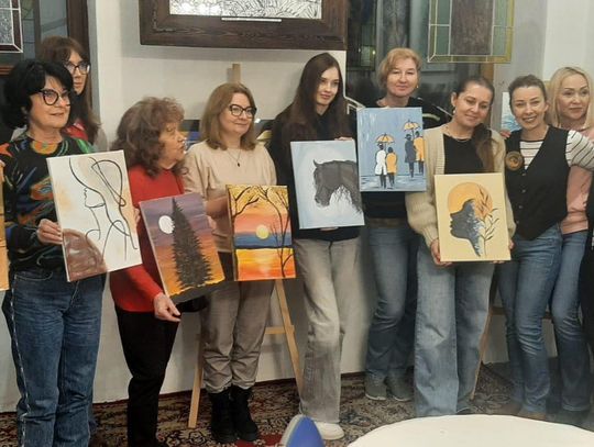 Uczestnicy spotkania „nieWinne malowanie” podczas wspólnego malowania obrazów przy sztalugach w Galerii Studnia