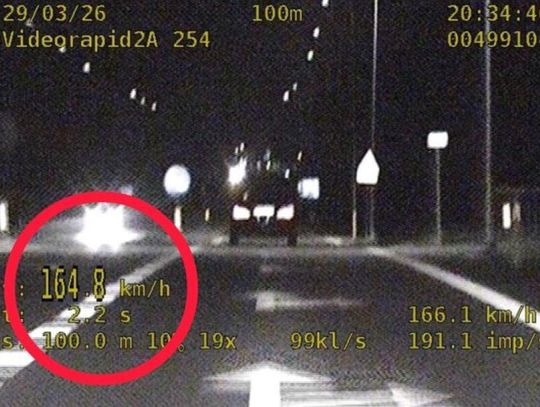 Policjant z krapkowickiej drogówki kontroluje prędkość samochodów na DK45 w rejonie Rogowa Opolskiego