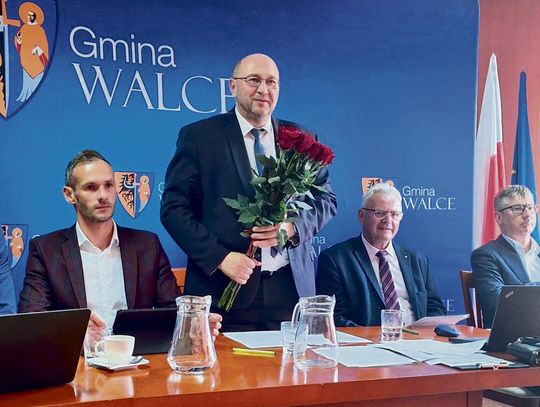 Sala obrad Rady Gminy Walce podczas sesji absolutoryjnej dotyczącej budżetu za 2025 rok.