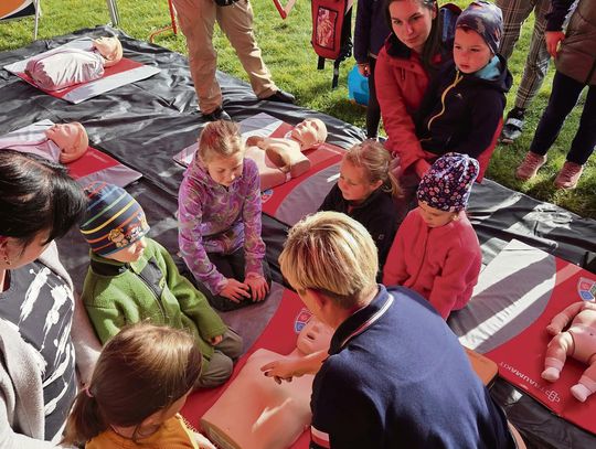 Piknik bezpieczeństwa w Dobrej w gminie Strzeleczki – pokazy ratownicze, prezentacja sprzętu OSP i ćwiczenia z pierwszej pomocy