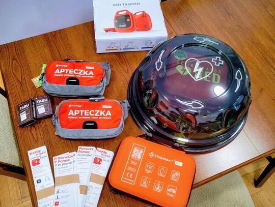 Defibrylator AED przekazany Publicznej Szkole Podstawowej nr 1 w Krapkowicach w ramach zbiórki społecznej