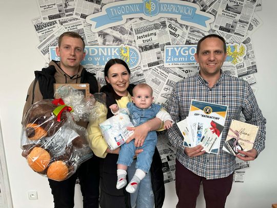 Liliana Czerner z Dąbrówki Górnej odbiera nagrody w akcji Dzidziuś Miesiąca w redakcji Tygodnika Krapkowickiego
