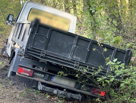 Rozbity samochód firmowy w rowie po wypadku spowodowanym przez pijanego kierowcę w Krapkowicach