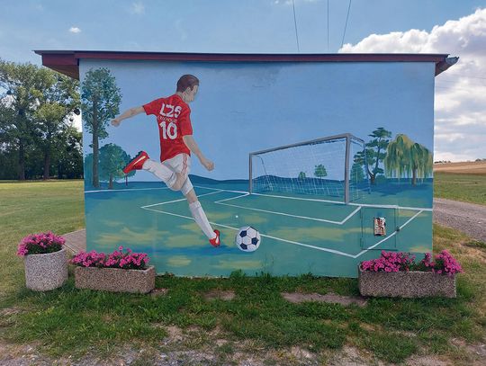 Mural piłkarza z numerem 10 przy boisku w Grocholubiu — nowa ozdoba sportowego zakątka wsi