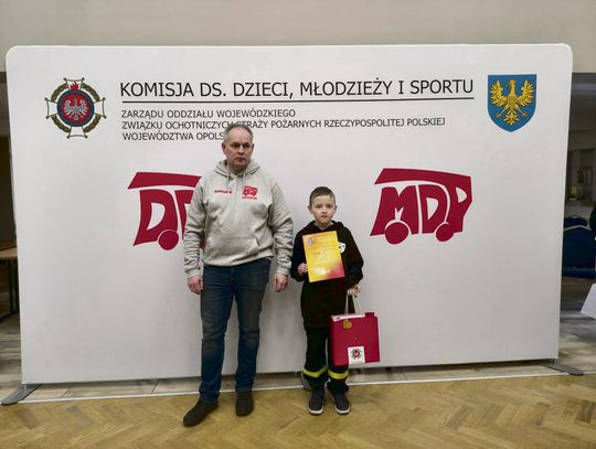 Młody strażak Piotr Wyszka z OSP Łowkowice podczas konkursu wiedzy pożarniczej