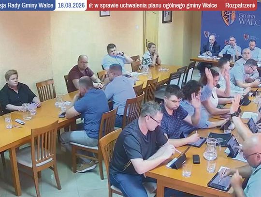 Radni gminy Walce podczas głosowania nad uchwaleniem planu ogólnego — najważniejszej decyzji sierpniowej sesji.