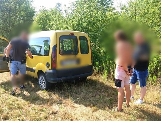 Policjanci zatrzymują 34‑latka podejrzanego o kradzież auta i dwa rozboje w Zawadzkiem.